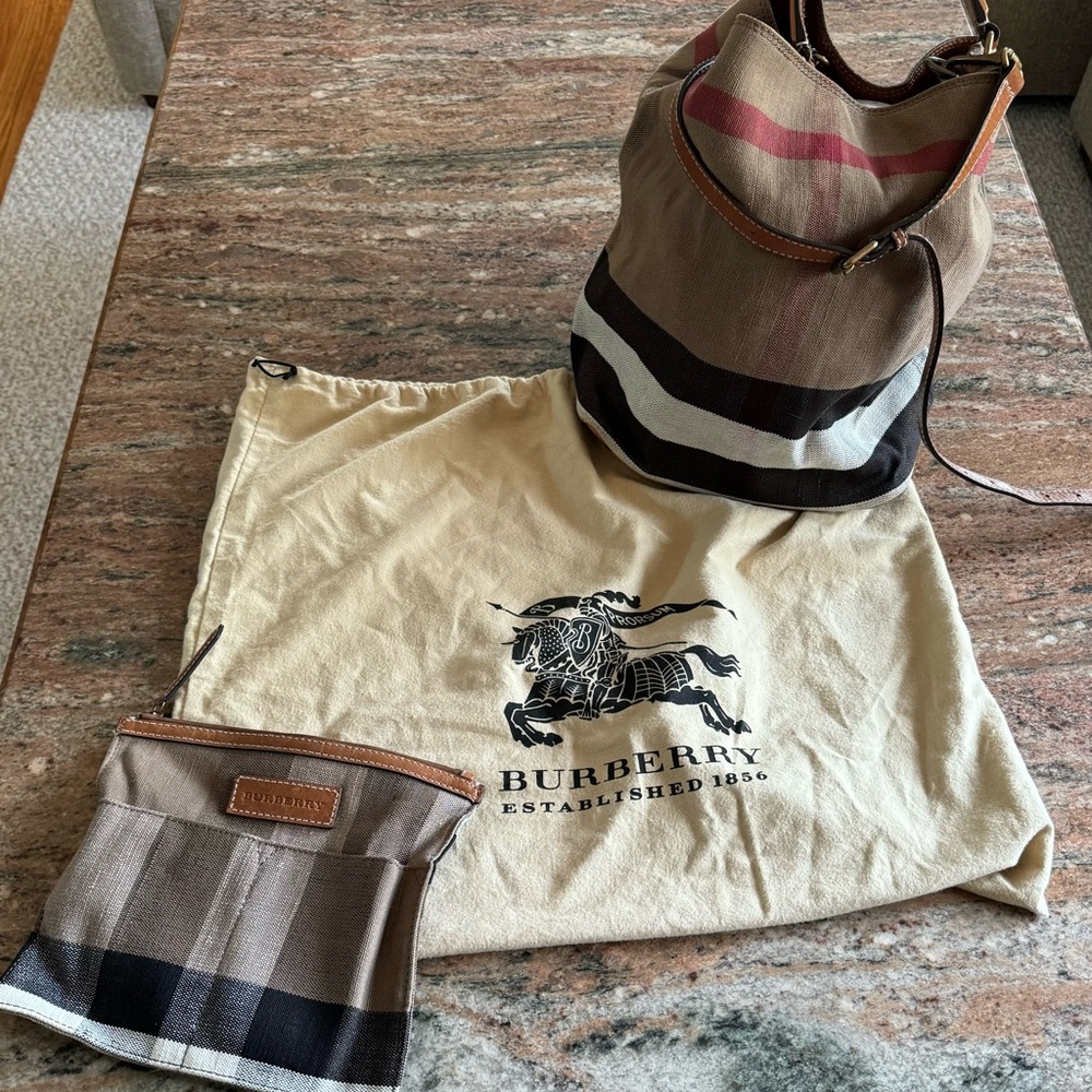 Burberry Ashby Bucket Bag - Picture 3 of 7
